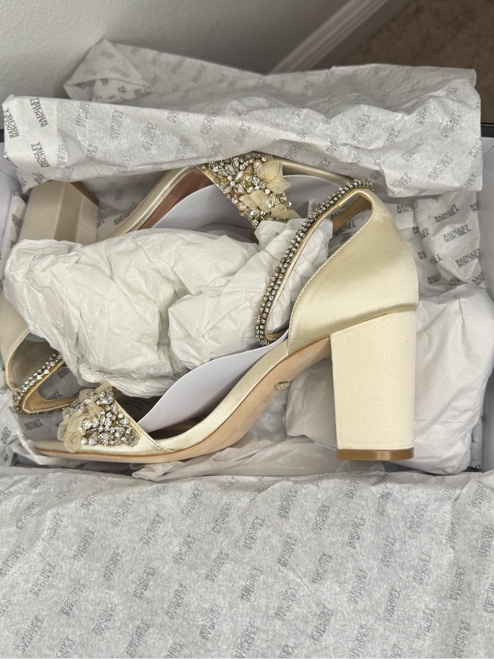 * New In Box * Badgley Mischka Finesse Satin Pumps w/ Crystals Size 7.5 - Picture 13 of 16